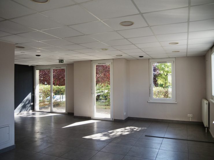 LOCAUX COMMERCIAUX - OSTWALD - 157 m²